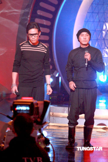 图文:"超级巨声"毕业录影-苏永康张卫健