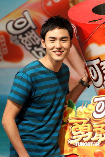 图文阮经天代言唱新歌阮经天微笑