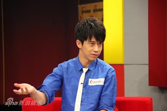 图文光良做客聊新歌摊手