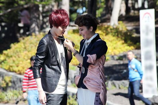 对项链好奇新浪娱乐讯 今日,由尚雯婕与付辛博共同演绎的华语首支姐弟