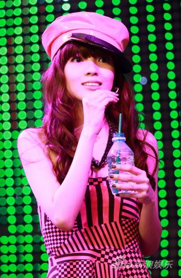 郭美美与歌迷打招呼新浪娱乐讯 11月28日下午,新加坡歌手郭美美携全新