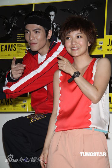 图文:萧敬腾为演唱会健身-和郭采洁合影