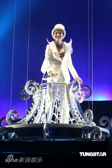 图文杨千嬅广州个唱杨千嬅着白色礼服