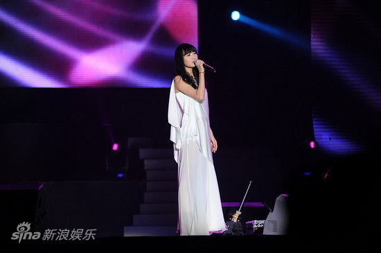 杨洋新浪娱乐讯 2011快乐女声baby sister全国巡回演唱会扬州站11月12