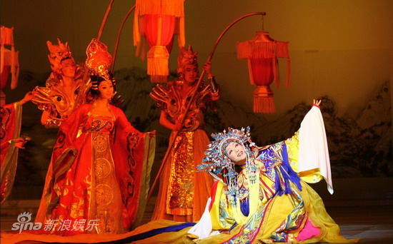 图文:李玉刚2012回归大剧院-贵妃醉酒一幕