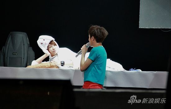 图文:苏打绿上海开唱-青峰采访侧卧姐