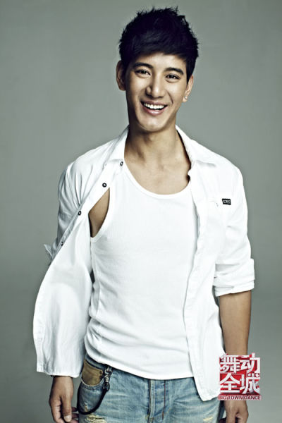 蒲巴甲首次亮嗓献唱舞动全城鼓舞士气