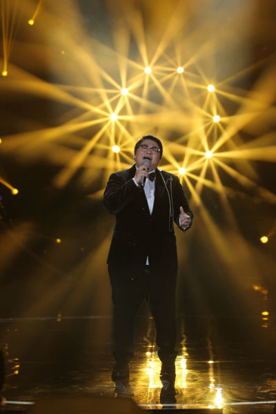 韩红感冒腰疾无碍激唱未开嗓先鞠躬