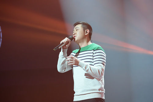 刘胡轶在好歌曲舞台上演绎《从前慢》