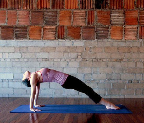 12个瑜伽动作为你塑造完美比基尼身材
