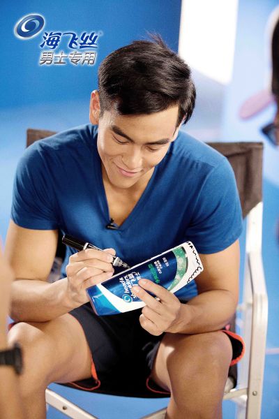 作为海飞丝男士系列代言人的彭于晏,也告别多年来偶像小生的形象,蜕变