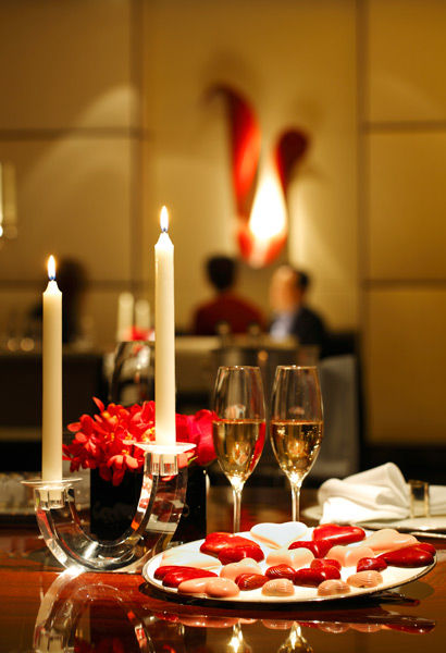 情侣在家的时烛光晚餐图片