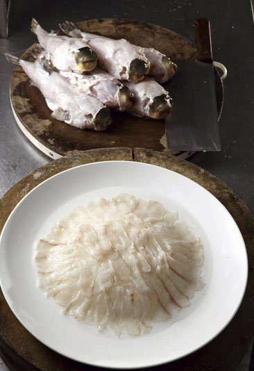 江苏扬中汇丰河豚馆厨师蒋开合所做的河豚刺身,如层层花瓣在瓷盘中