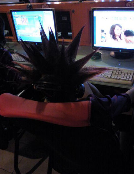 神人都在网吧!看网吧中的奇人和他们神奇的睡姿