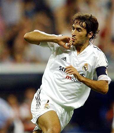 劳尔的经典庆祝动作,亲吻戒指.