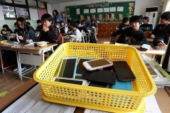 学校里为了防止学生在课堂上玩手机,不得不采取没收,强制关机等措施