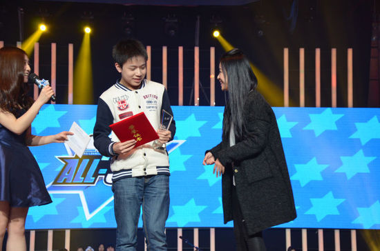 70kg获得,而给两位大神颁奖的则是我们cf界的美女主播大娇娇给他们