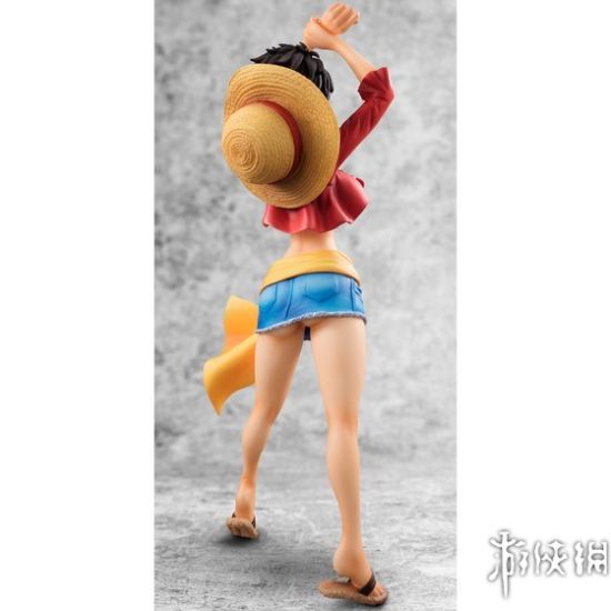 为了突出其"女性特质",设计师将路飞的裤