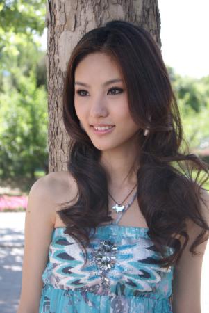 毛微另外,毛薇可是两天都被评为光宇之星的唯一show girl,看来群众的