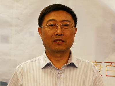 段行武:一般的痤疮主要是发生在颜面,肩,前胸,后背,这是好发的部位