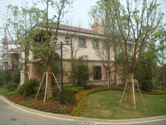 在别墅区附近环绕着将军山,翠屏山,牛首山,四周有康后湖,沐英湖,冼