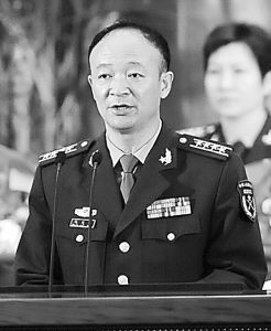 成都军区某陆航团政委张晓峰为灾区人民架起空中生命通道