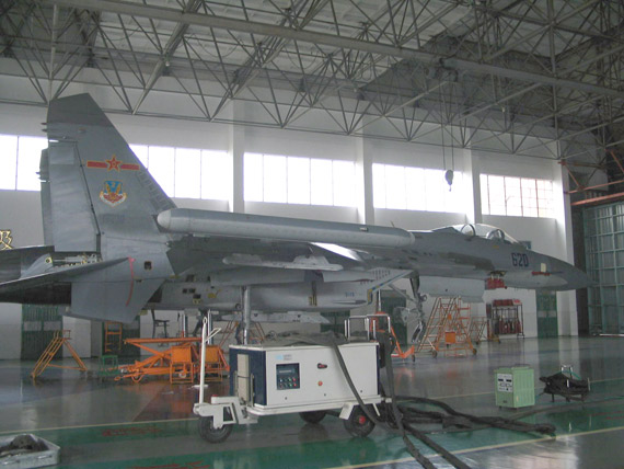 资料图:中国军工厂中刚刚组装完成正在进行检测的歼11战机