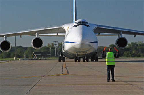 承擔運輸蘇-27戰機任務的俄製安124運輸機