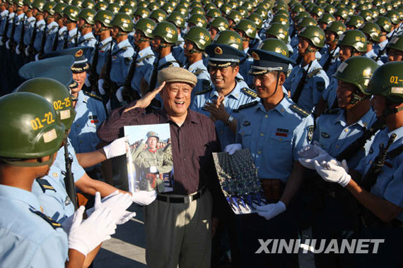 曾率隊參加華北大閱兵的空降兵某軍原軍長李良輝向部隊講授當年受閱