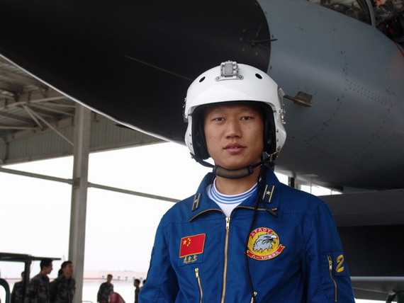 7月畢業於空軍第十三飛行學院,大學文化程度,一級飛行員,空軍少校軍銜