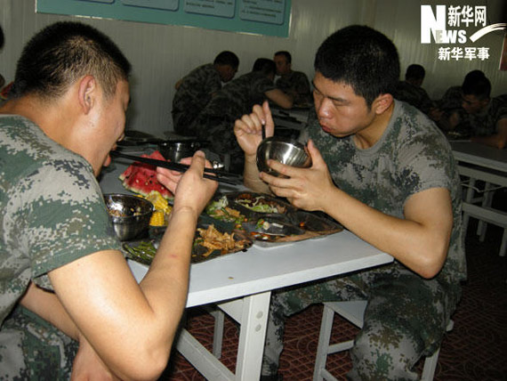 總後勤部要求全軍部隊加強節約糧食落實分餐制