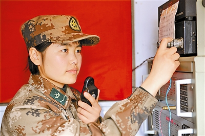 她,兰州军区某通信团一营无线连班长杜彦秋,一个潇洒的女兵!