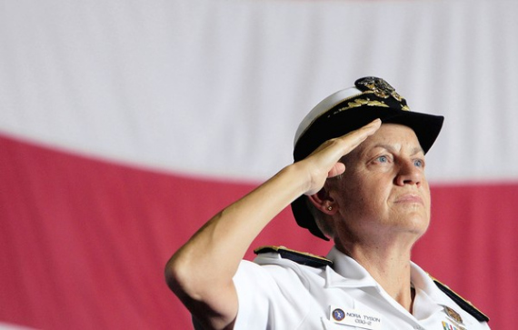 美航母战群首次迎来女指挥官 管辖13艘战舰(图)