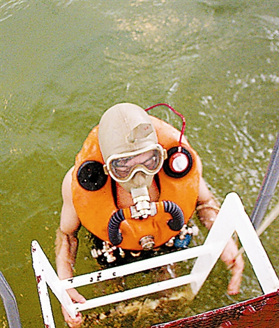 东海舰队某潜艇支队部队长支天龙,像一条威猛的蛟龙,潜伏深海32载