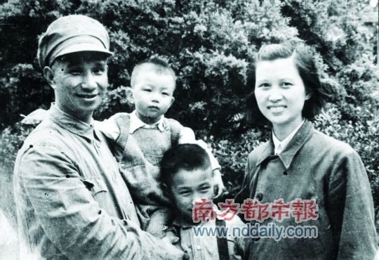 1949年9月,粟裕,楚青和儿子粟戎生,粟寒生在上海合影.