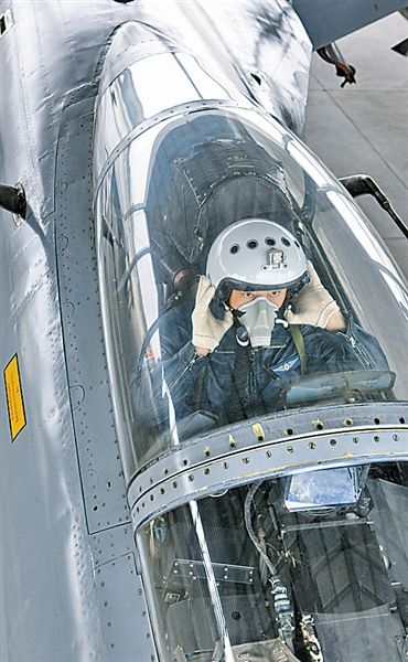 战备值班,常备不懈.    ?师党委书记,政委雷同东深入训练一线.