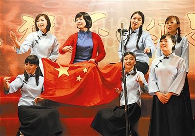 圖為女兵們表演的《繡紅旗》節目.