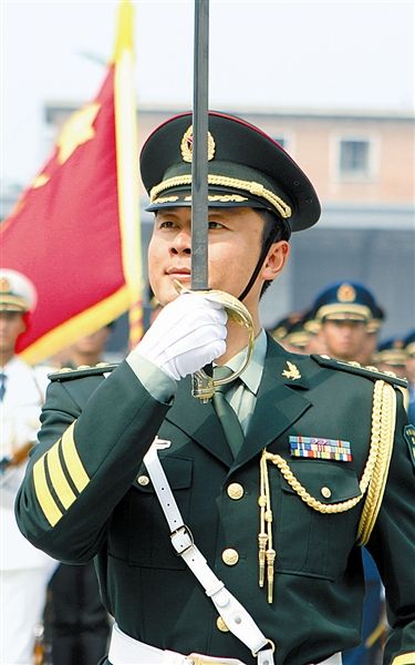 ①②③三军仪仗队,代表着一个国家的形象,而仪仗队执行队长,又是这支