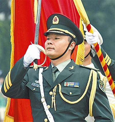 综合新闻 > 正文     北京卫戍区三军仪仗队执行队长李强,带领全队