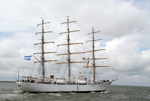 阿根廷训练船因债务纠纷被扣海军司令离职