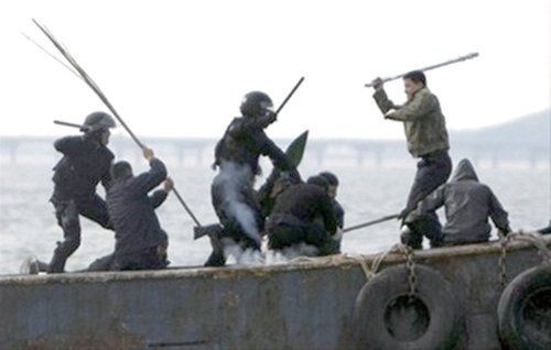资料图：中国渔民与登船的韩国海警队员冲突
