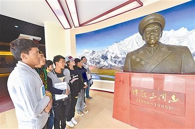 本报记者 杨祖荣 郭丰宽西藏职业技术学院学生参观谭冠三将军陈列 