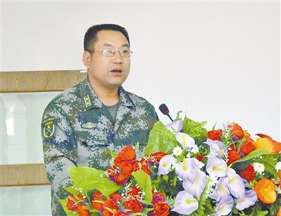 里座无虚席,第47集团军某旅副参谋长张洪峰的事迹报告会正在这里举行