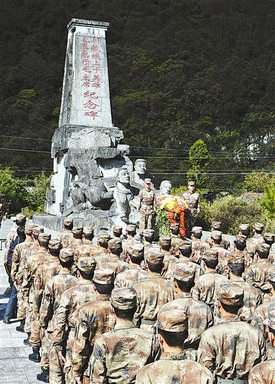 10月22日,成都军区川藏兵站部某汽车团先锋营官兵在"川藏线上十英雄"