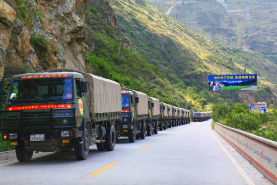 我军车队川藏线多次遇险军车为躲民车翻落山谷