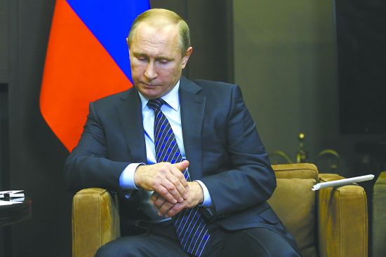 俄总统普京24日表示，土耳其击落俄战机事件是“背后捅刀”的行为。