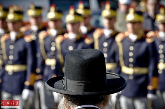 10月10日,在罗马尼亚首都布加勒斯特,仪仗队士兵等待参加纪念纳粹蟠 