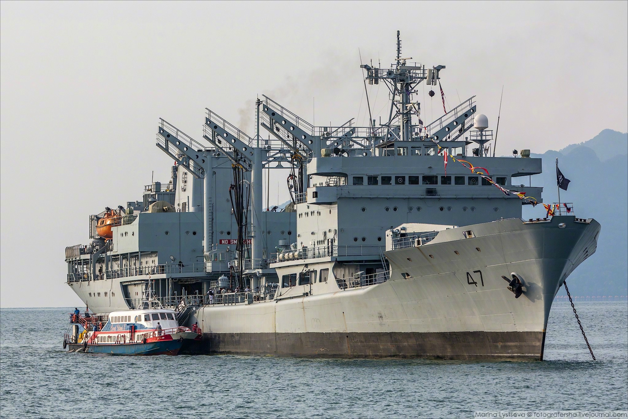 中国为巴铁造的补给舰