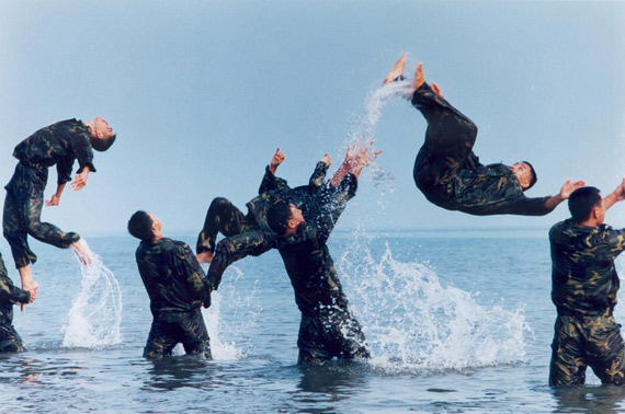 图文:解放军士兵进行水中作战技能训练