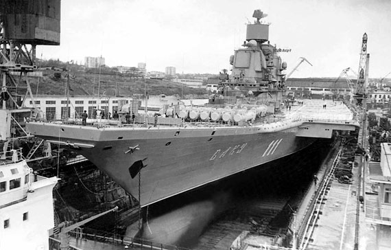 图文:前苏联海军装备的巴库号常规动力航母